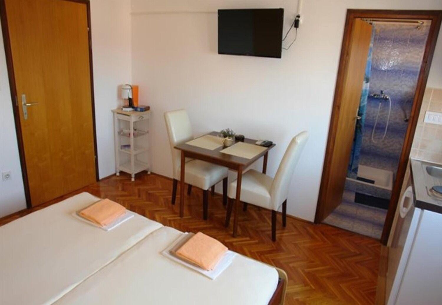 Apartments And Rooms Ognjen - Family Apartments With Free Parking Betina  Exterior foto