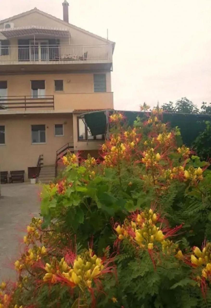 Apartments And Rooms Ognjen - Family Apartments With Free Parking Betina  Exterior foto